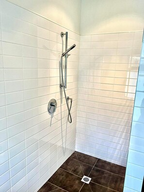 Badewanne, Haartrockner, Handtücher, Seife