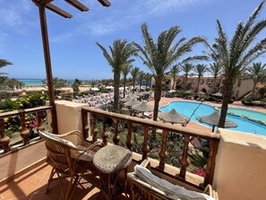 标准双人房, 1 间卧室, 泳池景观 | 迷你吧、免费高速有线上网、床单