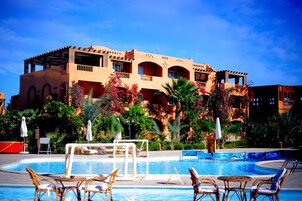 7 piscinas al aire libre, tumbonas