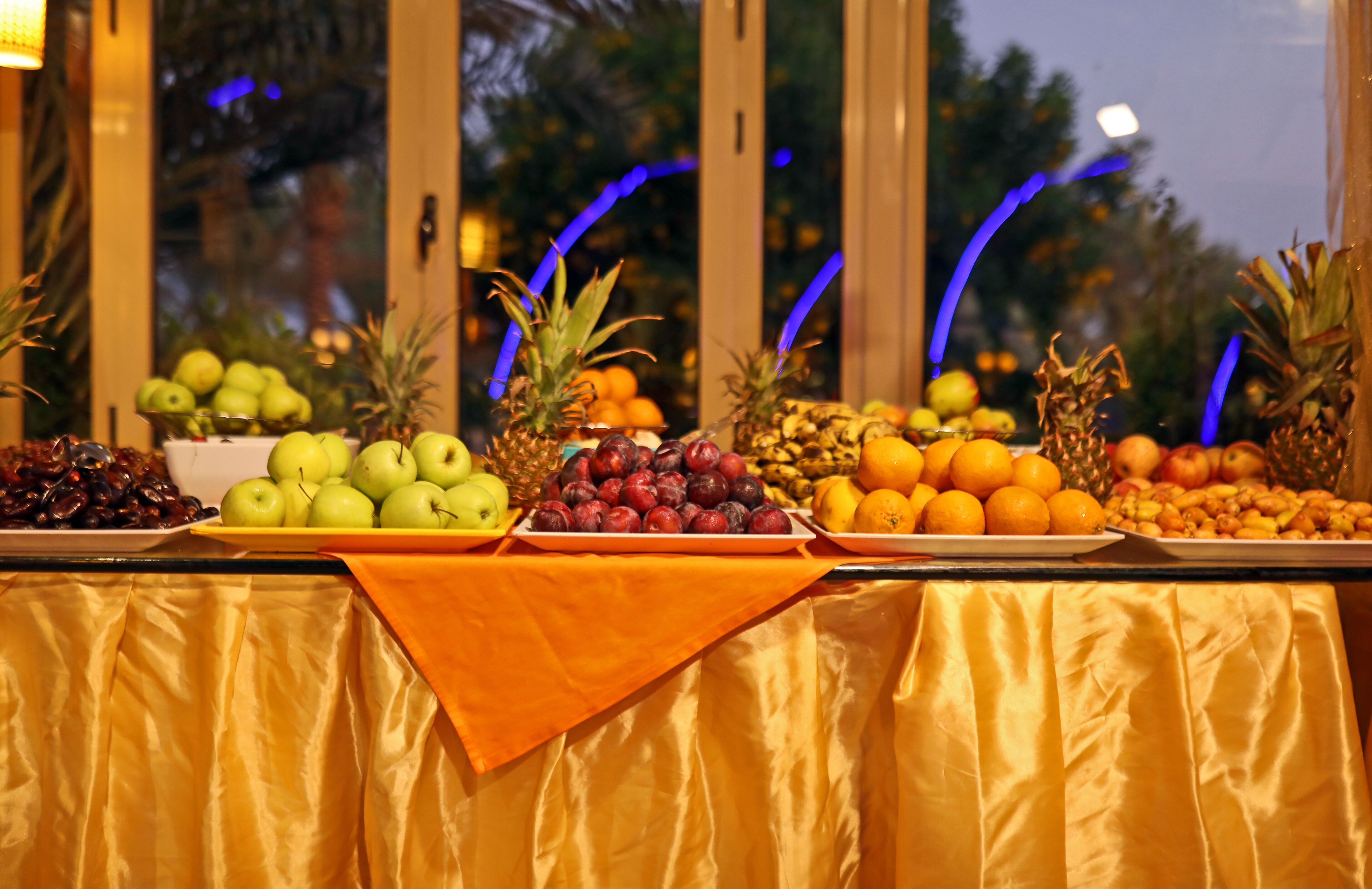 Une table de buffet garnie de divers fruits et légumes.