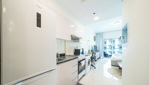 Basic Studio | Private kitchen - Viridis Residence Cozy Studio Living (Dubai)