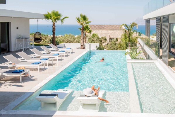 من حمّامات السباحة المغطاة، حمّام سباحة خارجي