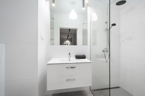 Apartamento luxo | Banheiro | Secador de cabelo, toalhas de banho, sabonete, papel higiênico