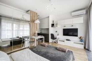 Business Studio | Living area | Flat-screen TV