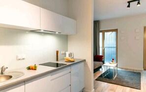 Classic Studio | Private kitchenette | Mini-fridge, stovetop, dishwasher, electric kettle - Warsaw Night Apartments MennicaResidence (Warsaw)
