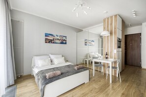 Business Studio | In-room safe, blackout drapes, soundproofing, free WiFi - Warsaw Night Apartments MennicaResidence (Warsaw)