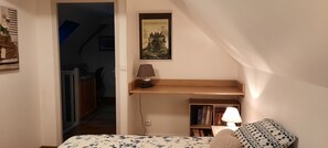 2 makuuhuonetta, työpöytä, silitysrauta/-lauta, ilmainen Wi-Fi