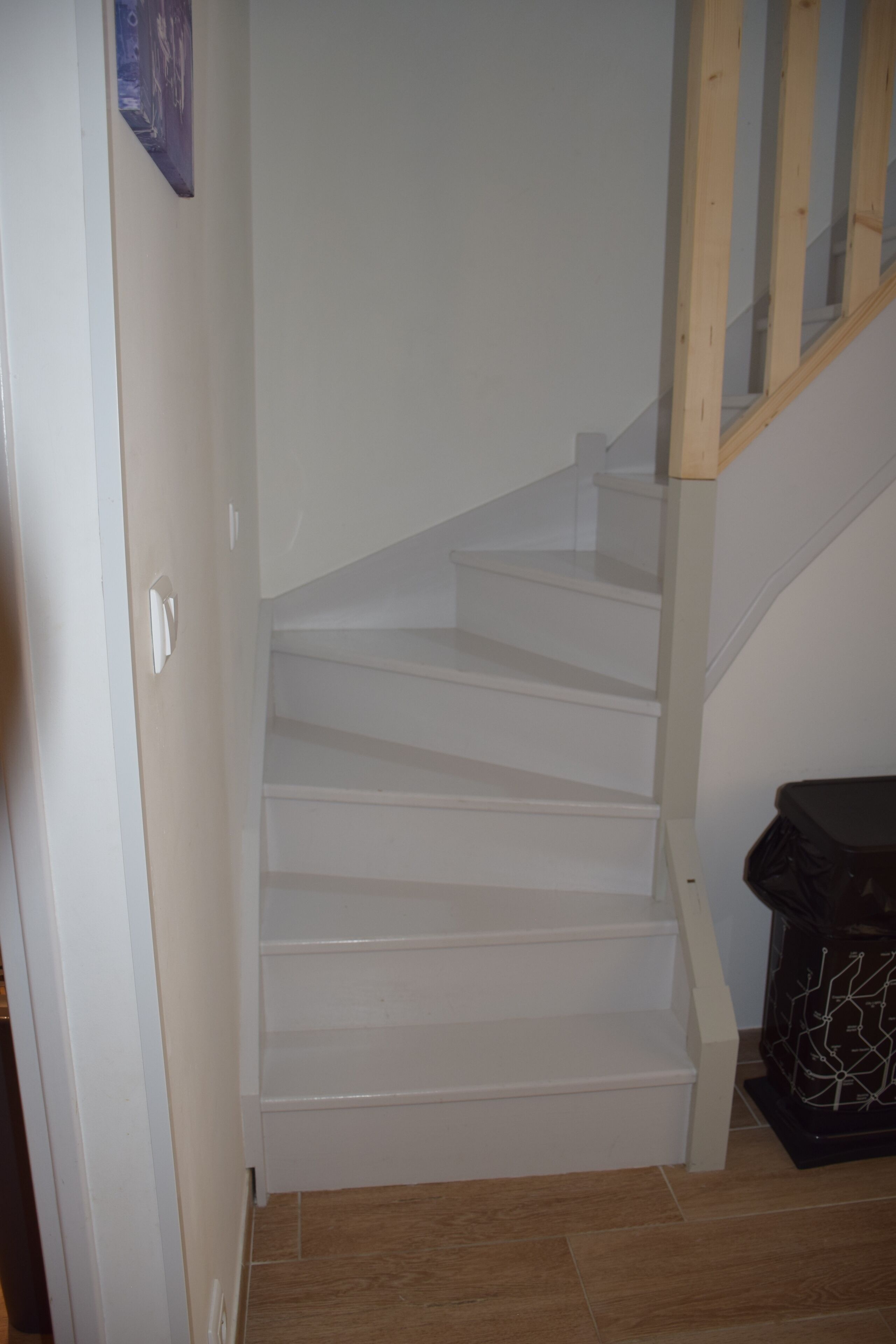 Escalier qui mène à l'étage vers les deux chambres et le bureau. 