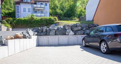 Ruhig gelegene sonnige Fewo mit großer Fensterfront und überdachterTerrasse