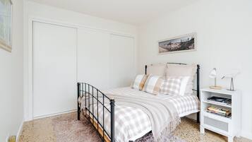 Iron/ironing board, WiFi, bed sheets