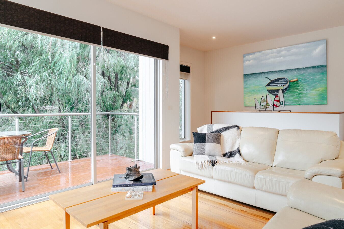 Televisio, takka, pöytätennispöytä