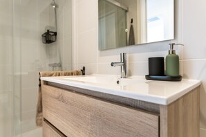 Een douche, een haardroger, een bidet, handdoeken