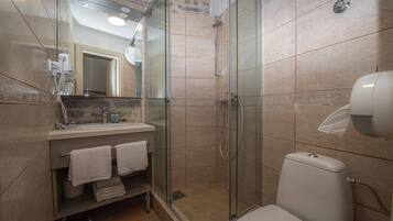 Doppelzimmer | Badezimmer | Dusche, kostenlose Toilettenartikel, Haartrockner, Hausschuhe