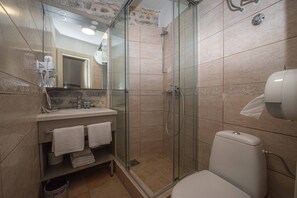 Camera doppia | Bagno | Doccia, set di cortesia gratuito, asciugacapelli, pantofole