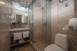 Ducha, artículos de tocador gratuitos, secador de pelo, pantuflas