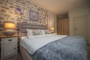 Kamar Double Deluks, 1 Tempat Tidur King | Didekorasi berbeda-beda dan dilengkapi dengan perabotan berbeda-beda