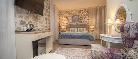 Deluxe Double Room, 1 King Bed | Individually decorated, individually furnished, desk, blackout drapes