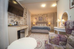 Decoración personalizada, muebles diferentes y escritorio 