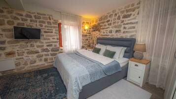 Deluxe Room, 1 King Bed with Sofa bed | Individually decorated, individually furnished, desk, blackout drapes