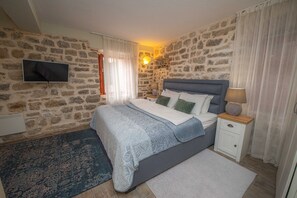 Individually decorated, individually furnished, desk, blackout curtains - Antika Guesthouse (Kotor)