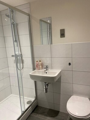 Shower, hair dryer, towels - Captivating 2-bed Apartment in Bradford (Bradford)