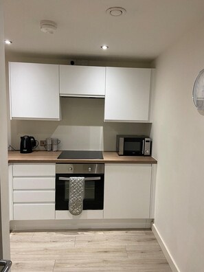 Apartment | Private kitchen | Fridge, microwave, oven, stovetop - Captivating 2-bed Apartment in Bradford (Bradford)