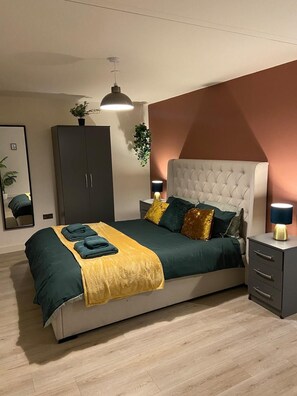 2 bedrooms, iron/ironing board, free WiFi, bed sheets - Captivating 2-bed Apartment in Bradford (Bradford)