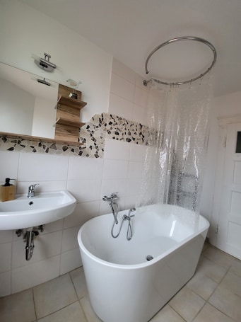Duschwanne, Haartrockner, Handtücher, Seife. Cozy apartment on the 1st floor, near Edersee, good infrastructure, pet-friendly.