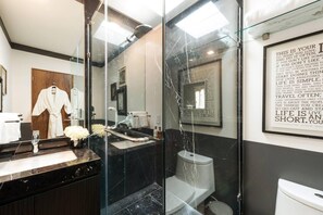 Shower, pengering rambut,  dan handuk