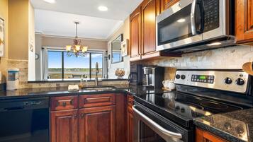 Coffee/tea maker, fridge, microwave, oven