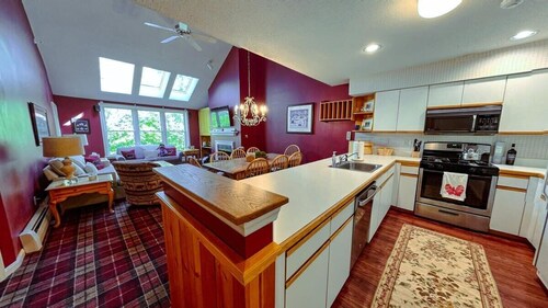 Cozy 2 BR Ski-in/Ski-out Condo at Okemo