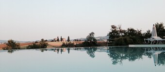 Swimming pool and relax on the Bolognese hills between art, engines, great food