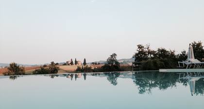 SchwimmbadundEntspannung auf den Hügeln zwischen der Kunst der Motoren der Küche