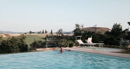 Piscine et détente sur les collines de Bologne entre art, moteurs, cuisine