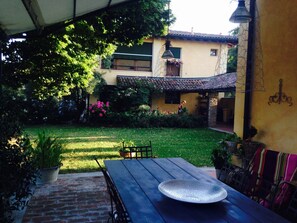 Outdoor dining - Swimming pool and relax on the Bolognese hills between art, engines, great food (Valsamoggia)