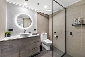 Shower, hair dryer, towels, soap - Woolstore Elegance ~ 2Bed/2Bath/1Car ~ Teneriffe (Teneriffe)