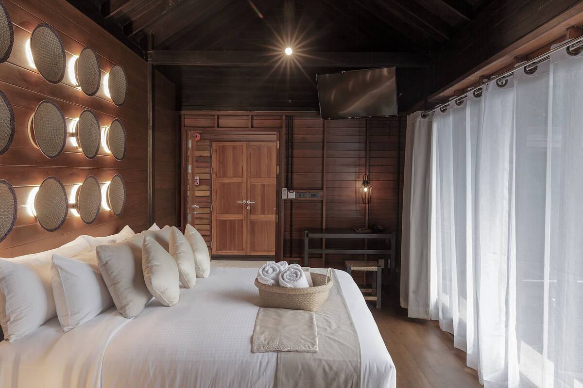 Shangri-la Suite | In-room safe, desk, cribs (free), WiFi (free)