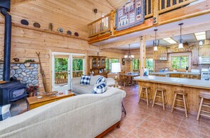 Een televisie, een open haard, een dvd-speler en tafelvoetbal