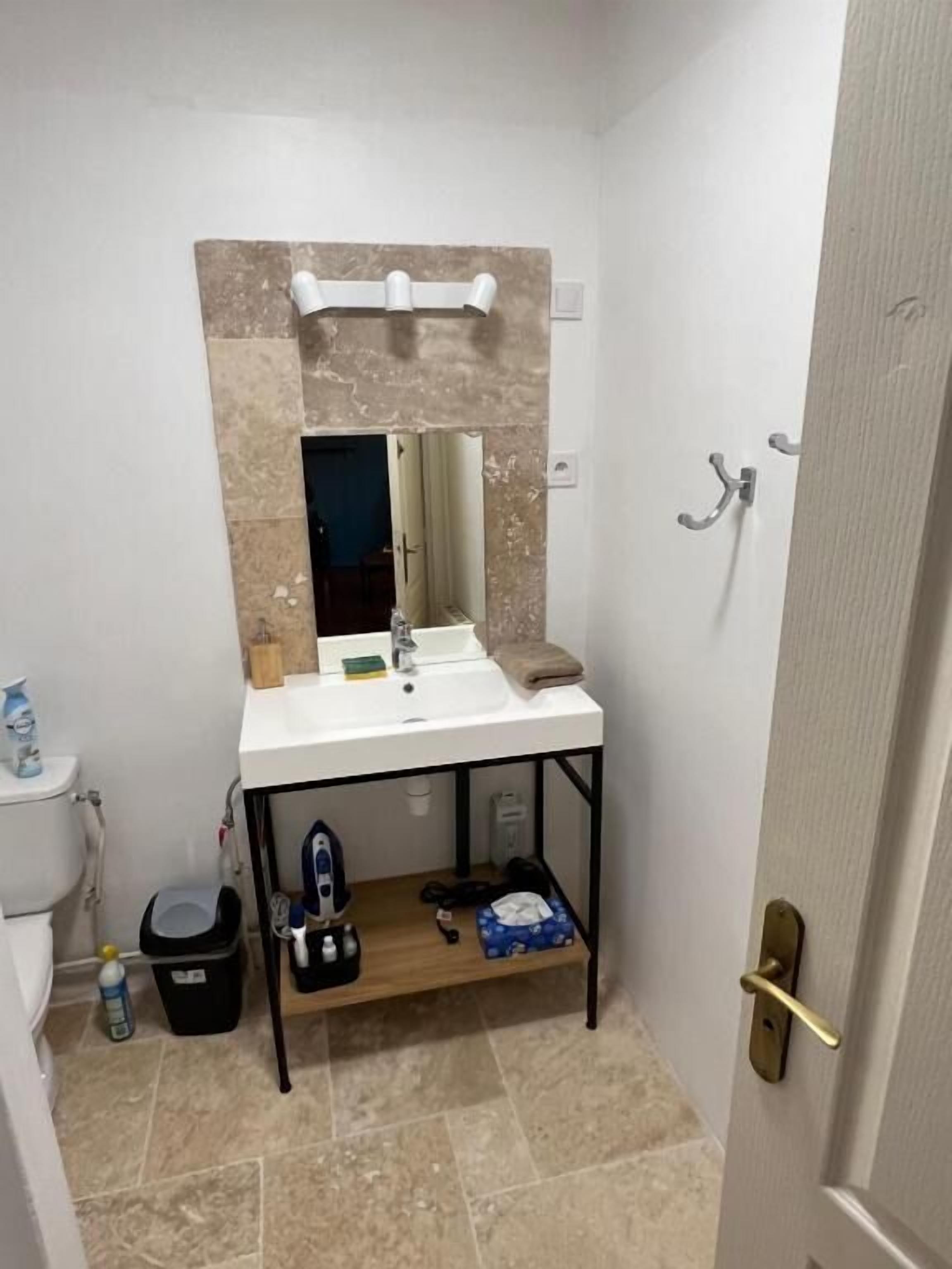 Classic Cottage, City View | Bathroom