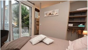 Classic Room, Patio - Villa Eugénie, Gîtes & Chambres d'Hôtes  (Melun)