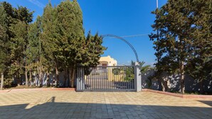 A gated entrance with a paved pathway leading to a building. - 2244 Residence Anna - Appartamento Sarago (Taviano)
