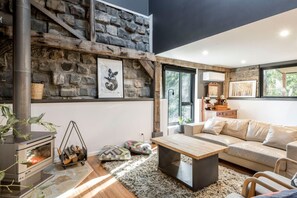 Smart TV, fireplace - WOODLANDS RETREAT - stylish and unique, per friendly! (Ocean Grove)