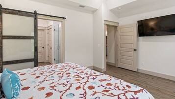 4 bedrooms, iron/ironing board, WiFi, bed sheets