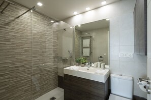 Shower, hair dryer, towels, soap - Cozy apartment with pool and parking (Granada)