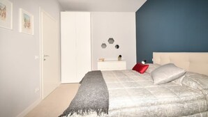 A bedroom with a bed, a nightstand, and a dresser. - SIMONA's apartment in Rome a stone's throw from St. Peter's (ROMA)