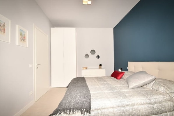 Iron/ironing board, travel cot, free WiFi, bed sheets