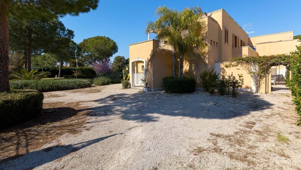 A building with a gravel driveway, surrounded by trees and shrubs. - 2820 Le Cenate - Sail Apartment by Barbarhouse (Nardò)