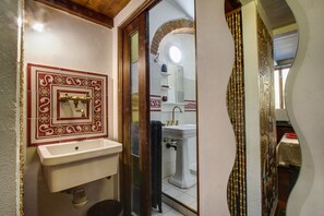 Shower, hair dryer, bidet, towels