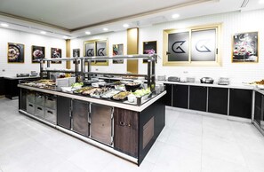 Free daily buffet breakfast  - Golden Tulip Hotel Alexandre (El Khroub)