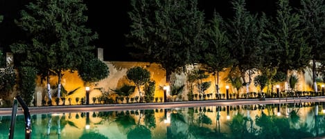 Kauden mukainen ulkouima-allas